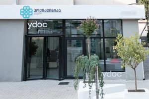 Вход в клинику