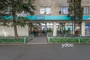 Вход в клинику